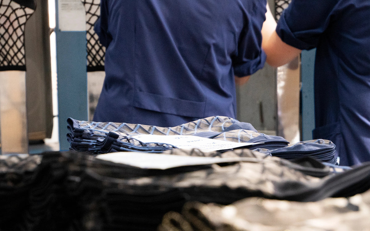 Zoom sur une production de chaussettes dans une usine.